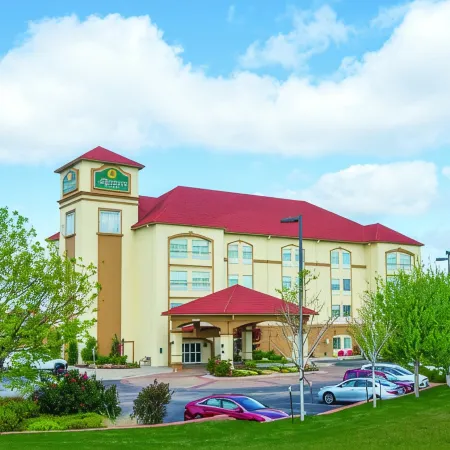La Quinta Inn & Suites by Wyndham Oklahoma City - Moore Отели в г. Мур