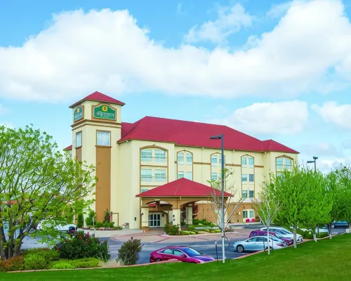 La Quinta Inn & Suites by Wyndham Oklahoma City - Moore Hotels in Moore