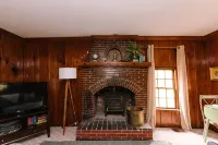 Historic 19th Century Cabin in Greenville - Hytter