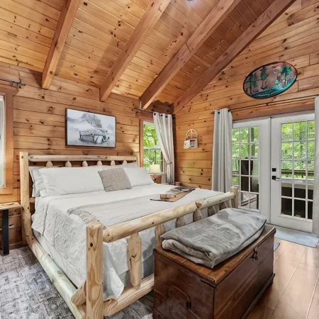 Bird Song Cabin: Romantic-Cozy-w/Hot Tub-Fast WiFi Near Helen, GA. Pet-Friendly!