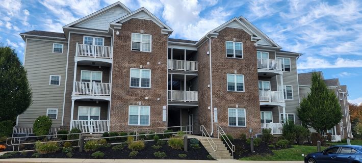 Charming 2-bedroom apartment with Fitness Room, Pool, Tennis,  and AC in Dallas Hotels in Luzerne County