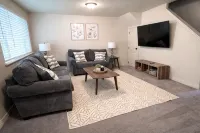 Spacious fully loaded 4-bedroom townhome sleeps 12 freeway access next to BYU