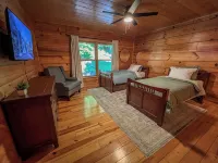 Mountain Hideaway - Hot Tub, Fire Pit, Close to Town - 4-Sterne