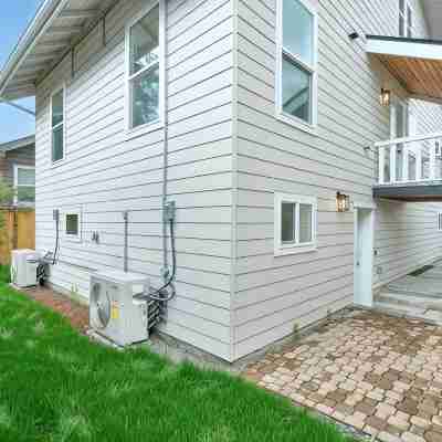 Newly renovated 3B2B main home with yard, AC in lovely Seattle Mt Baker Hotel Exterior