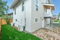 Newly renovated 3B2B main home with yard, AC in lovely Seattle Mt Baker Hotels in Rainier Valley