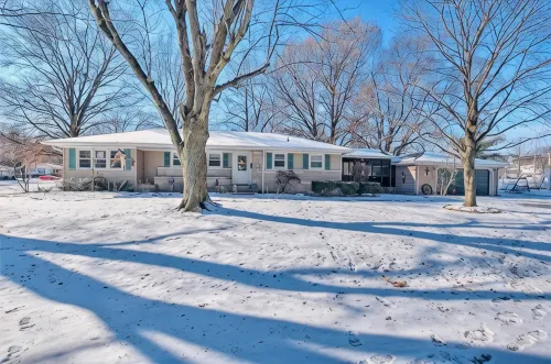 Cozy, stylish spot with great amenities—walk to food, shops & 15 min DEC airport