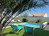 Modern villa with pool near beach and freeway - piscine