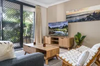2-Bed Family Haven with Pools, BBQ & Playgrounds - Homestays