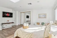 Quiet Mountain Home with Stunning Views near Universal Studios Hollywood