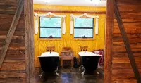 Rustic Western Bath House in East Texas Piney Woods, Honeymoon, Weddings, Venues - Chalets