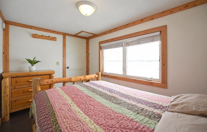 Beautiful lakeside 2 Bedroom cabin on private lake (Cabin#4)