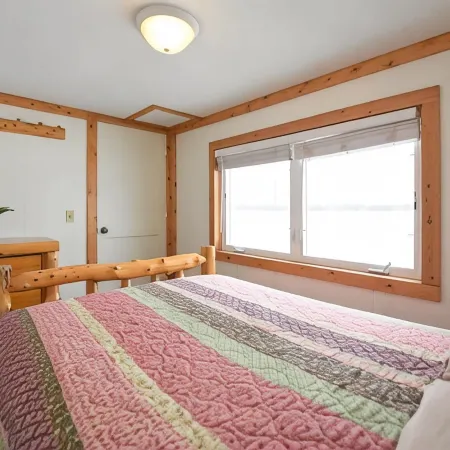 Beautiful lakeside 2 Bedroom cabin on private lake (Cabin#4)