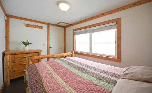 Beautiful lakeside 2 Bedroom cabin on private lake (Cabin#4)