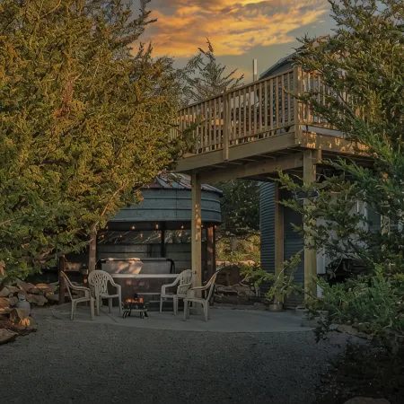 Grain Bin Cabin w/Hot Tub. 2 levels w/Balcony. 1.5 Bathrooms