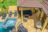 Cozy Luxury Hideaway With Free Wifi,Parking,Swimming Pool&Jacuzzi Near Negril 1b Hotels in 