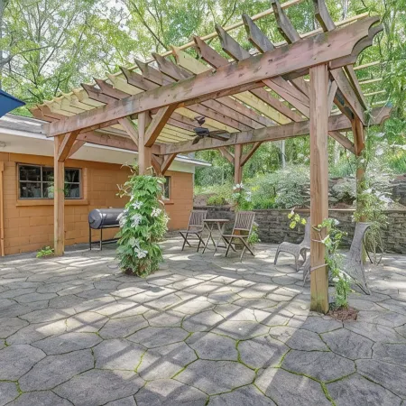 Cedar Cottage at Lake Guntersville Located a block from boat launch and park