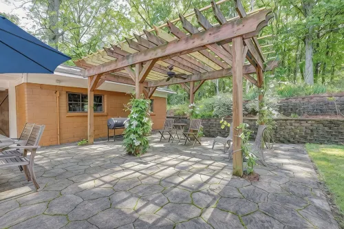 Cedar Cottage at Lake Guntersville Located a block from boat launch and park