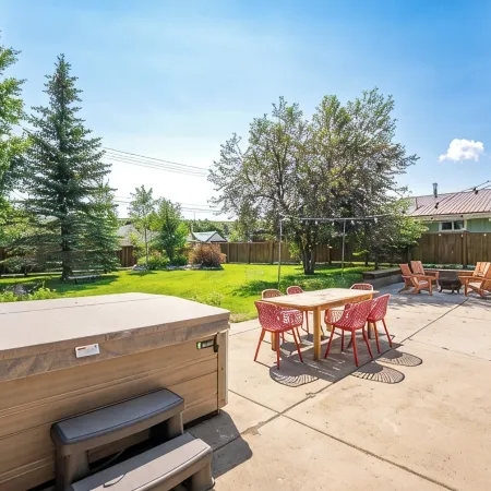 Stylish 2BR/2BA Retreat – Pet-Friendly, Patio, Workspace. Wifi.