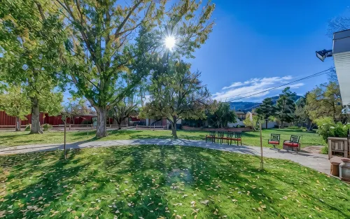 Serene Downtown Kanab Adventure Hub for Zion, Bryce, Lake Powell w/Hot Tub, Yard