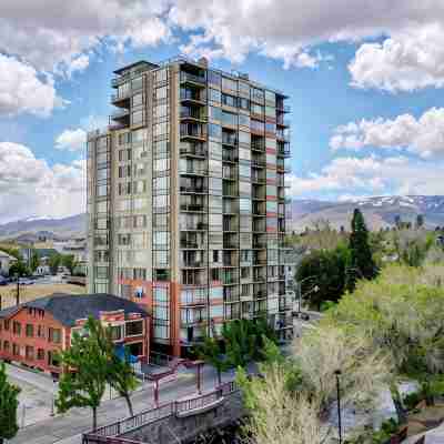 Charming Riverwalk Retreat – Spacious Downtown Condo Hotel Exterior