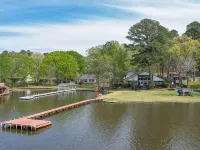 Spacious 5-Bedroom Lake House on Lake Gladewater Ξενοδοχεία στην πόλη Gladewater