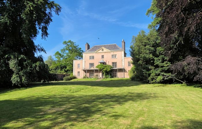 High spec, self contained apartment with garden in Georgian Manor House