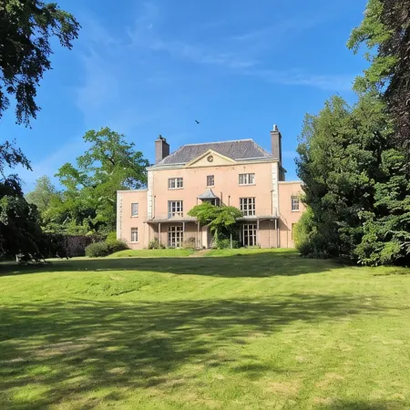 High spec, self contained apartment with garden in Georgian Manor House