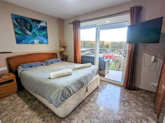 Apartamento con piscina y frente al mar