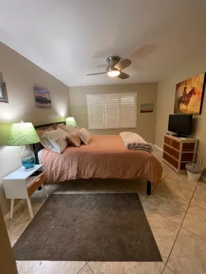 Just listed gorgeous renovated Villas West Condo - Wifi