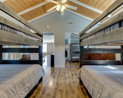 4 bedroom house with a pool Hotels in Reseda