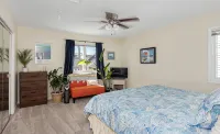 Waterfront Sky Villa • 2nd FL • 2/3Br 2.5BTH • Jacuzzi Dock Kayaks Arcade Beach 住宿飯店