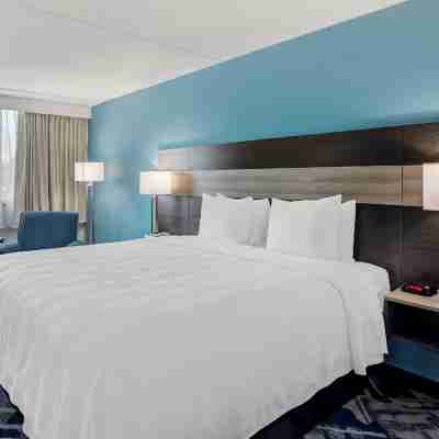 Days Hotel by Wyndham East Brunswick Conference Center Rooms