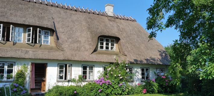 Spacious holiday apartment in a thatched country house - including underfloor heating Hotele w: Sydals