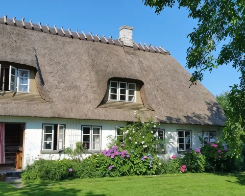 Spacious holiday apartment in a thatched country house - including underfloor heating Hotels in Sydals