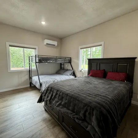 Sleeps up to16! Family Friendly! Newly Renovated, steps from the Golf Course! Hotels in Libby