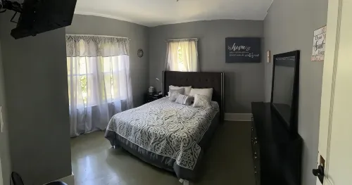 Luxury Cali King Suite · Smart TVs & Wireless Charging in Every Room - 2 estrellas