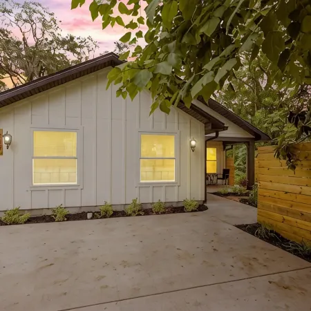 Charming 2 Spacious homes, 6 KingBeds, 2 Hottubs, Mins to St Aug, Pet friendly