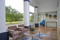 Vero Beach by Beach 8 Beds 2800 Sq Ft 11 Person Huge House Vaulted Ceilings - 3-Star