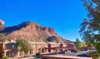 Well appointed condo close to trails with pool and hot tub. Enjoy the views - Gym