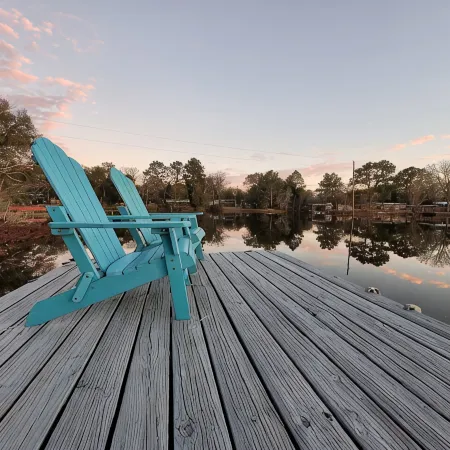 Relaxing newly-renovated 3/2 lakeside retreat with private dock