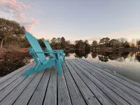 Relaxing newly-renovated 3/2 lakeside retreat with private dock