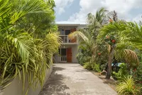 Newly-updated, spacious, private foot path to beachfront, stunning ocean views