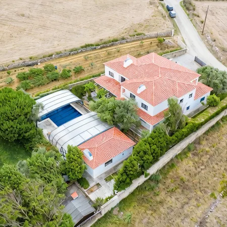 Entire villa with swimming pool and padel court, near the beach. 14 people.