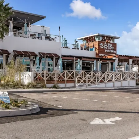 Walk to Beach. Pool, Hot Tub, Balcony, NEWER Furniture