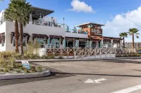Walk to Beach. Pool, Hot Tub, Balcony, NEWER Furniture - 4-Star