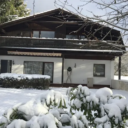 Separate, Comfortable House for 6-8 Guests - 3 Bedrooms, 3 Bathrooms