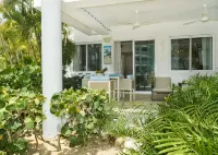 Beachfront Oversized 1 Bedroom Condo, Playa Turquesa