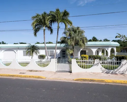 Spacious Home with pool, steps from the beach in Puerto Rico! Hotels in Vega Alta
