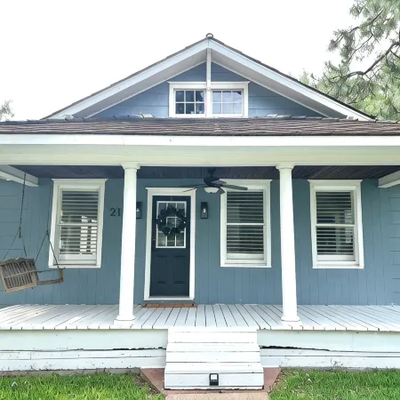 The Cardinal Cottage: Charming 1930s Restored Farmhouse In the Heart of Webster