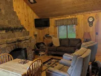 Cozy cabin in the Maine woods.  Direct access to ATV/Snowmobile trails. ピスカタキスのホテル